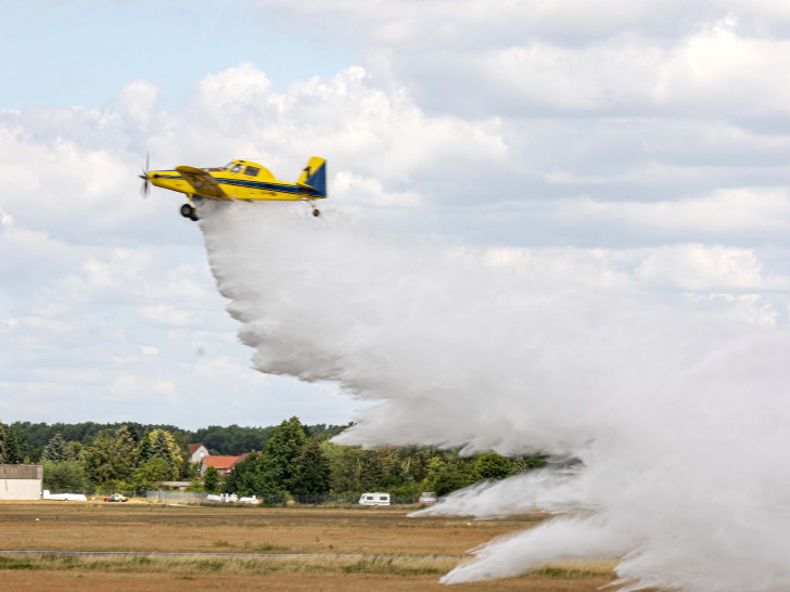 Gestern wurden die beiden Löschflugzeuge noch einmal vorgestellt. Hierzu wurden verschiedene luft- und bodengebundene Brandbekämpfungsmittel sowie der Einsatz eines Löschflugzeuges demonstriert.