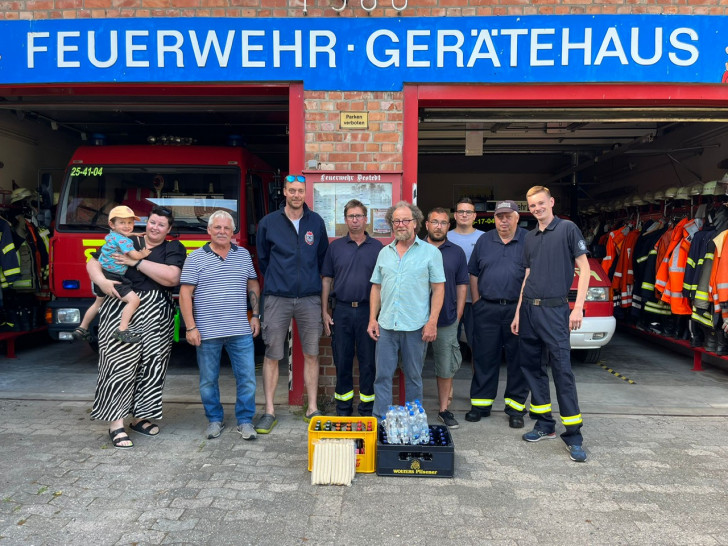 Die SPD-Mitglieder übergeben die Spenden an die Feuerwehrleute, hier vor dem Gerätehaus in Destedt.