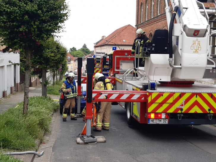 Der Teleskopmast stellte die Anleiterbereitschaft her. 