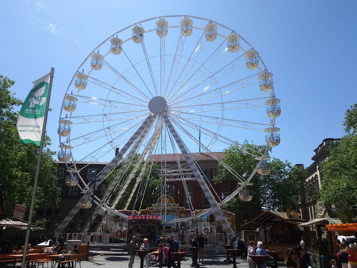 Auf dem Platz der Deutschen Einheit wird es wieder ein Riesenrad geben. Archivbild