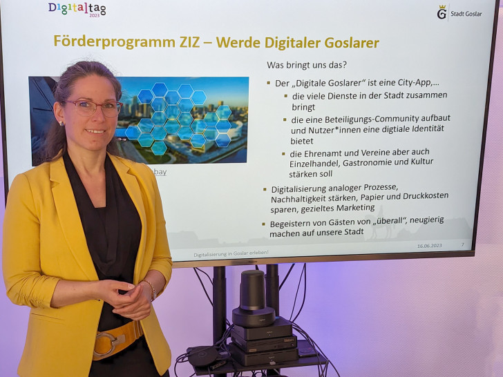 Diana Hoffmeister, Digitalisierungsbeauftrage der Stadt Goslar, gibt den Startschuss zum bundesweit durchgeführten 4. Digitaltag im MachMit!Haus.