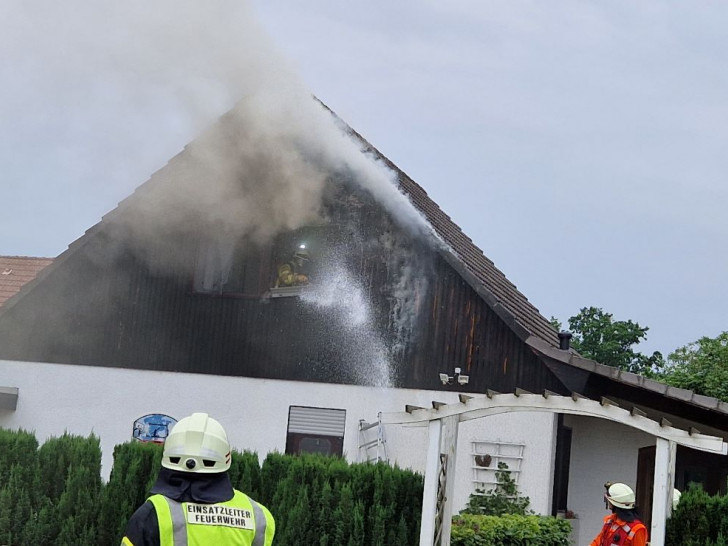  Zu einem Gebäudebrand wurden am heutigen Donnerstag die Freiwilligen Feuerwehren Ettenbüttel, Müden- Dieckhorst, Hahnenhorn sowie der Einsatzleitwagen aus Ahnsen alarmiert