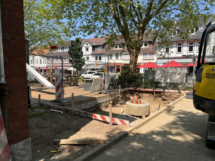 Zentral und praktisch gelegen: Das öffentliche WC entsteht neben dem Kinderspielplatz in Verlängerung des Torbogens am Jacobson-Haus in Seesen. 