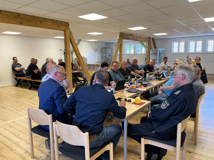 Die Mitglieder des Feuerschutzausschusses haben sich im neu sanierten Dorfgemeinschaftshaus Kirchberg getroffen.