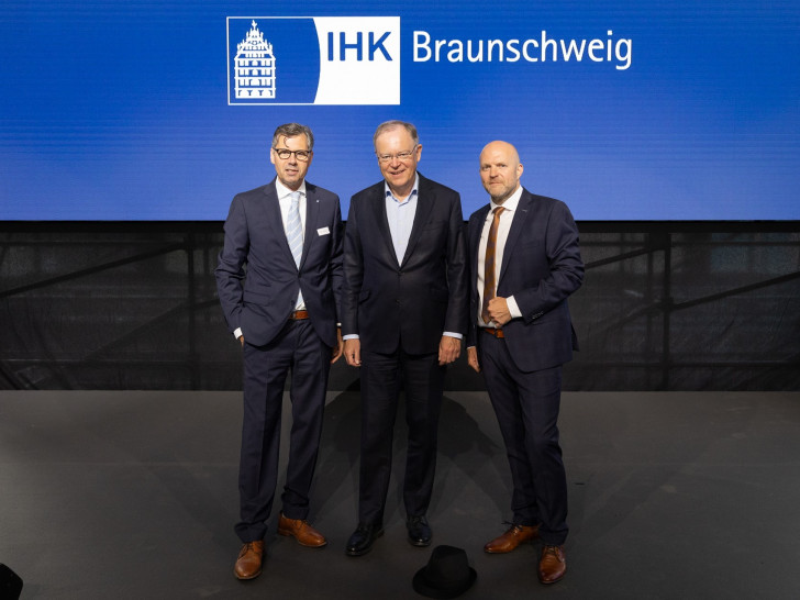 Redner: IHK-Präsident Tobias Hoffmann und IHK-Hauptgeschäftsführer (links), Dr. Florian Löbermann (rechts), zusammen mit Ministerpräsident Stephan Weil (Mitte).