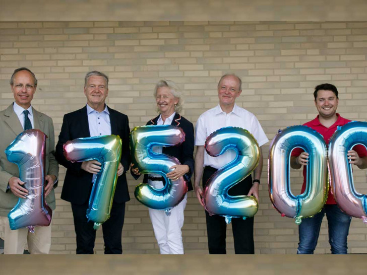 Vier Präsidenten und eine Präsidentin zeigen ihr finanzielles Engagement. v.l.: Daniel Bresser (RC Braunschweig), Andreas Haase (BS-Hanse), Maresa Wischenbart-Backhaus (BS-Heinrich der Löwe), Wilfried Bautsch (RC-Richmond, Frederic Heise (Rotaract BS/WOB)