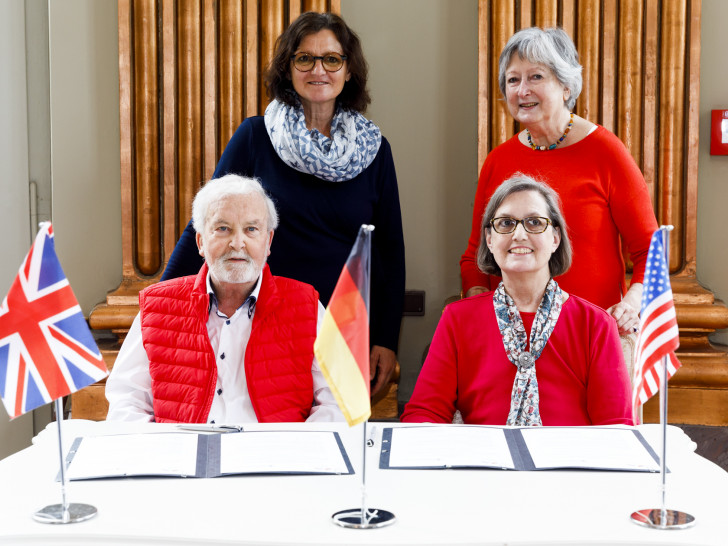 Paul Kavanagh, Präsident der Deutsch-Englischen Gesellschaft Braunschweig e.V. und Carol Stoltenberg, stellvertretende Vorsitzende der Sektion Braunschweig der Omaha Sister Cities Association (vorne v. li.), Bürgermeisterin Cristina Antonelli-Ngameni und Judy Spencer, Vorsitzende der Bath-Braunschweig Twinning Association (hinten v. li.).