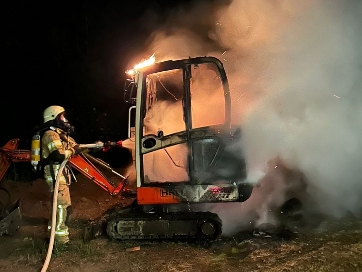 In der Nacht brannte in Hoiersdorf ein Minibagger.