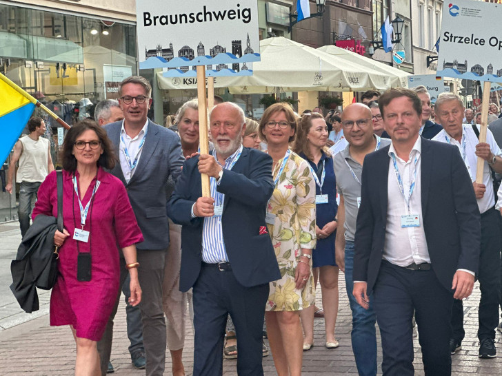 Die Braunschweiger Delegation besucht den Hansetag in Toruń und nimmt unter anderem an der Parade der Hansestädte teil: (v. l. n. r.) Bürgermeisterin Christina Antonelli-Ngameni, Gerold Leppa (Wirtschaftsdezernent und Stadtmarketing), Antje Maul, Michel Winckler (beide Ratsmitglieder), Bürgermeisterin Anke Kaphammel, Dr. Rainer Zirbeck (Hanse-Gilde) und Robert Glogowski (Ratsmitglied).