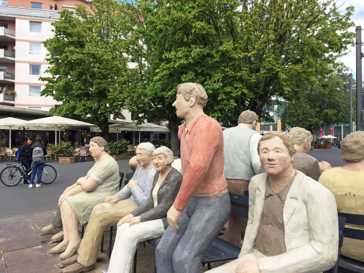 Die Betonfiguren „Alltagsmenschen“ gesellen sich ab dem 10. Juli wieder unter die Besucherinnen und Besucher der Innenstadt.