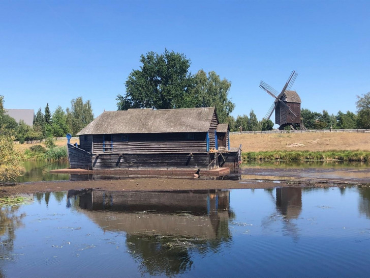 Die Schiffsmühle im Gifhorner Mühlensee lag wegen des niedrigen Wasserstandes 2022 auf dem Trockenen.
