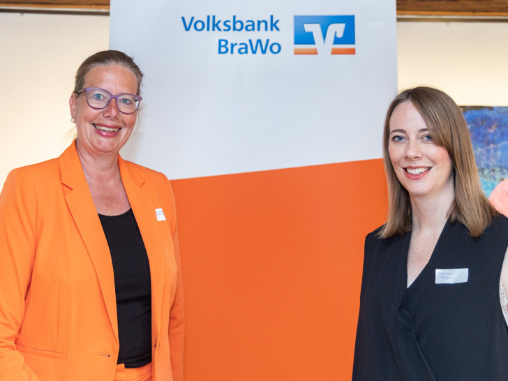 Nicole Mölling (links), Direktionsleiterin Salzgitter der Volksbank BraWo, lud Stephanie Reimann (rechts), Leiterin Global Venturing & Startup Collaborations bei der Volkswagen AG, als Vortragsreferentin zu female perspective.