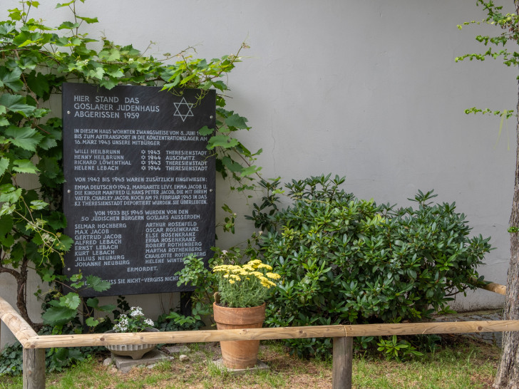 Die neuangefertigte Gedenktafel am Trollmönch in der Goslarer Altstadt.
