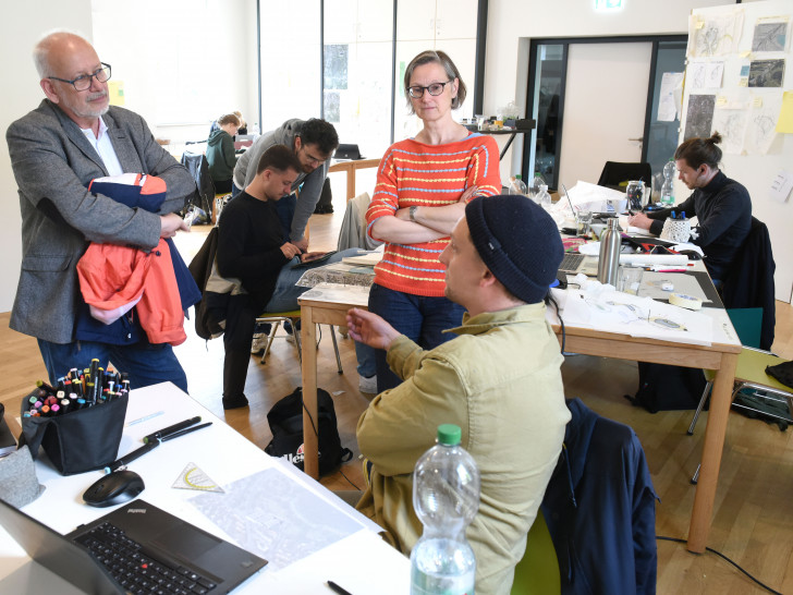 Ortsbürgermeister Erich Schubert und Esther Orant vom Forum Architektur der Stadt Wolfsburg im Gespräch mit Felix Klein, Student der Uni Kassel.