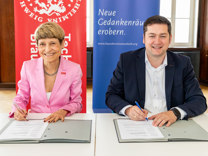 Prof. Dr. Angela Ittel, Präsidentin der TU, und Oberbürgermeister Dr. Thorsten Kornblum unterzeichneten heute die Kooperationsvereinbarung.