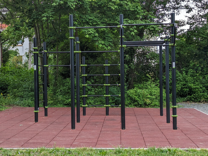 So leer ist die Calisthenicsanlage auf dem Spielplatz „Am Jürgenfeld“ nur morgens: Bis in die Abendstunden wird die neue Street Workout Anlage zum Klettern und Fitness-Workout genutzt.