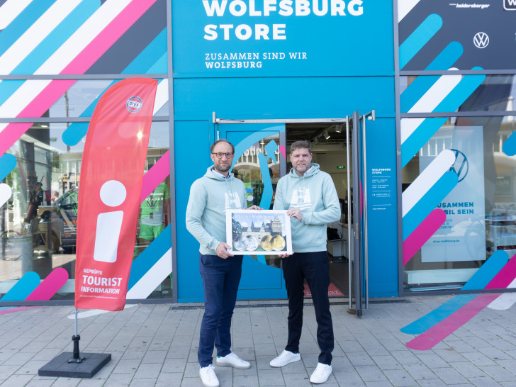Die Sonderprägung wurde vorgestellt. v.l. Jens Hofschröer, WMG-Geschäftsführer, und Christoph Kaufmann, Leitung Wolfsburg Store, vor dem Wolfsburg Store.
