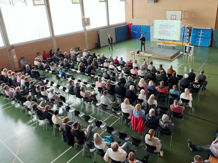Die Bürgerinnen und Bürger Neudorf-Platendorfs informierten sich über das geplante Nahwärmenetz.