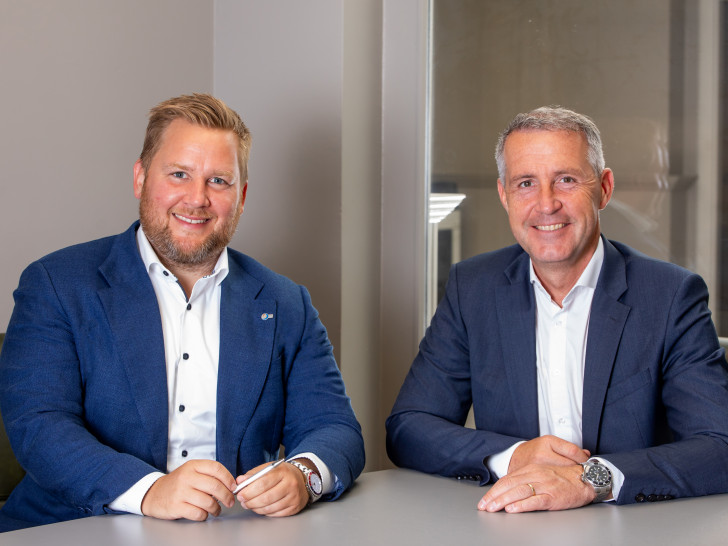 Die beiden Geschäftsführer der Centro Assekuranz GmbH, Arne Meyer (li., Leiter Versicherungen Volksbank BraWo) und Olaf Ludwig, freuen sich über die zukünftige Partnerschaft. 