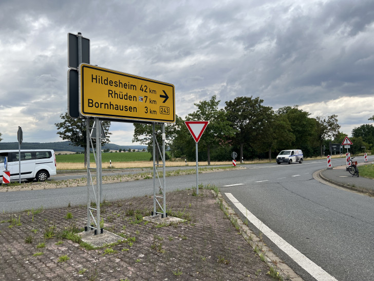 Über die B243 fahren die Schwerlasttransporte in Richtung Bornhausen. Die Schilder werden kurz vor der Durchfahrt abgebaut und im Anschluss wieder aufgestellt.