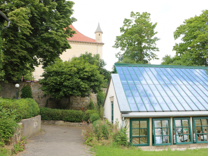 Das Glashaus vor Schloss Derneburg.