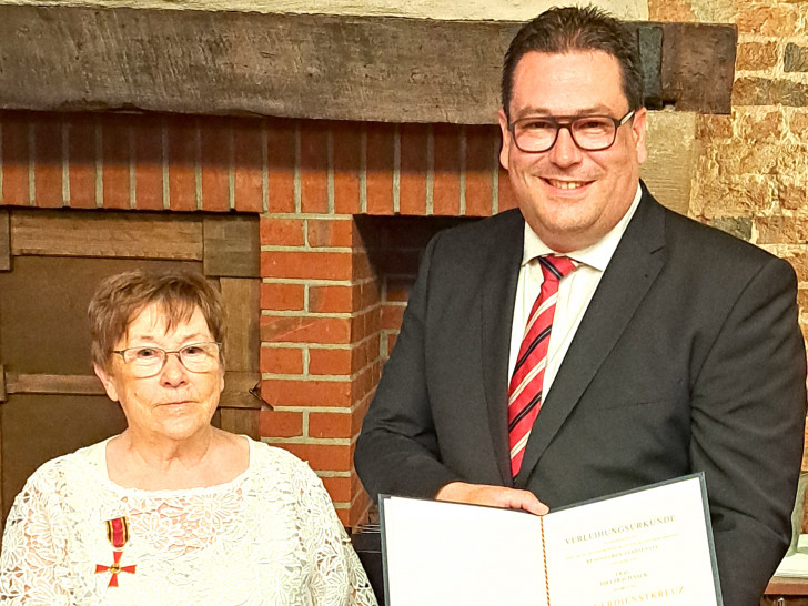 Landrat Tobias Heilmann überreichte Edeltraud Sack das Verdienstkreuz am Bande des Verdienstordens der Bundesrepublik Deutschland für ihr soziales Engagement. 