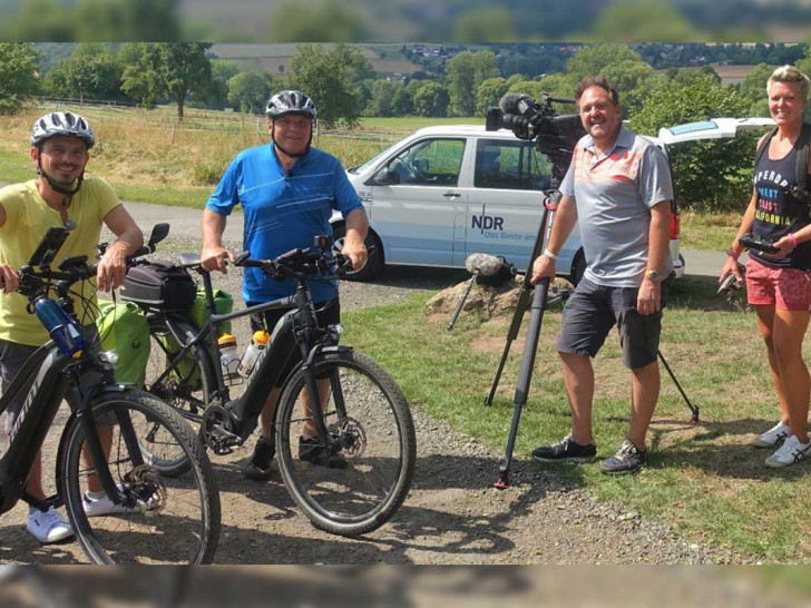 Das Team vom NDR-Fernsehen gemeinsam mit dem Radtourenexperten Thomas Kempernolte: v.l. Peter Jagla, Thomas Kempernolte, Jörg Teiwes und Rike Castenow.