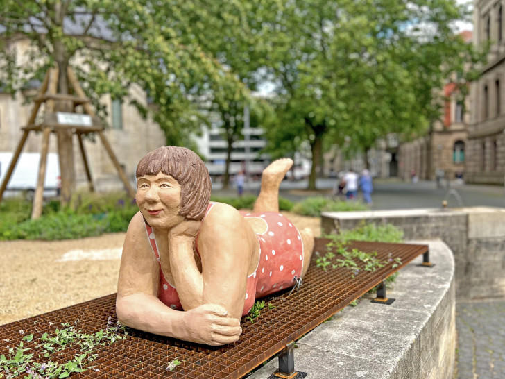 Bei einer Themenführung "Alltagsmenschen in Braunschweigs Innenstadt" lernen Innenstadtbesucher die Lechner-Skulpturen kennen.