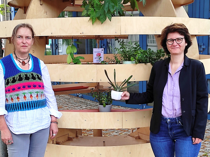 Claudia Heiße (li.) und Katja Schlager eröffnen die GreenCell im Innenhof des Bildungszentrums.