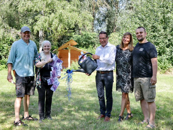 Evelyn Simson (2. v. li.), ehemalige Leiterin des Abenteuerspielplatz Melverode, und Andreas Hartmann (Mitte), als Geschäftsführer der Stadtentwässerung Braunschweig GmbH schon seit Jahren auch Pate der Veolia Stiftung bei Projekten auf dem Spielplatz, bei der symbolischen Übergabe der 8.000-Euro-Spende. Zur Übergabe kamen auch Fabian Wilke (rechts) aus dem Team des Abenteuerspielplatzes, Ina Patricia Rieger, die für die SE|BS umweltpädagogische Projekte betreut, und links Ottfried Gast, der in vielen ehrenamtlichen Stunden das Projekt geplant und bei der Realisierung mitgewirkt hat. 