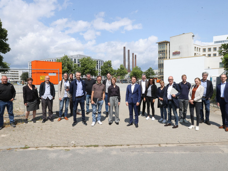 Vertreter der am Wettbewerb teilnehmenden Architekturbüros, der Stadt Wolfsburg und der Volksbank BraWo bei der Ortsbegehung am Standort der zukünftigen BraWoCity in Wolfsburg. 