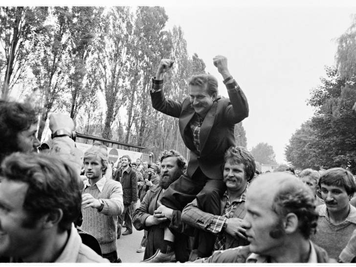 Die Arbeiter feiern den Erfolg ihres Streiks auf der Danziger Leninwerft und tragen Arbeiterführer Lech Walesa über das Werftgelände.