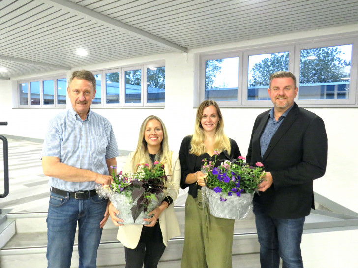 Der Ratsvorsitzende Jürgen Haberland (li.) und Gemeindebürgermeister Andreas Busch verabschiedeten Marlene Freyer und begrüßten Lisa-Marie Westphal (2. v. li.) als neue Gleichstellungsbeauftragte.