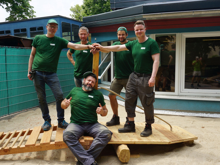 Dank des Einsatzes der Business Unit Leiter von Schnellecke erstrahlt der Spielplatz des Kinder- und Familienzentrums St. Christopherus-Haus wieder in neuem Glanz.