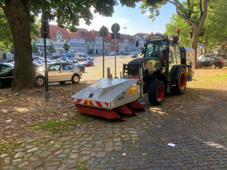 Der elektrische Unkrautmeister im Einsatz.