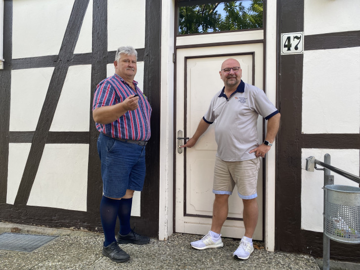 Ortsbrandmeister Detlev Gliese erhält vom Ortsbürgermeister als Erster den neuen elektronischen Schlüssel für das Dorfgemeinschaftshaus „Alte Schule“. 