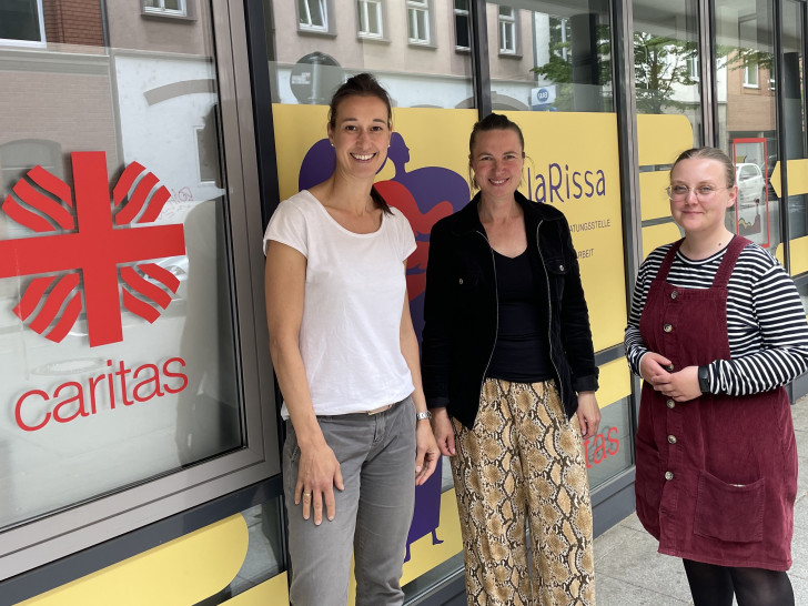 von links: Dr. Anna Gösling, Natalya Draeger und Hanna Delling (beide von KlaRissa) vor dem Eingang von KlaRissa.