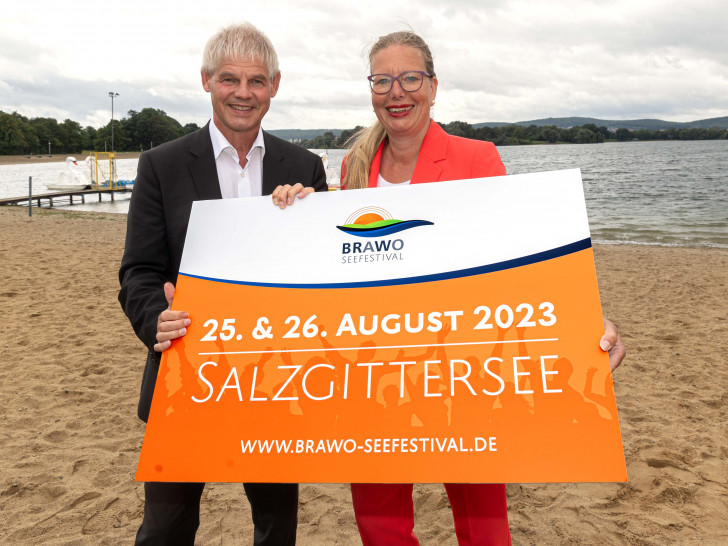 Nicole Mölling, Leiterin der Direktion Salzgitter der Volksbank BraWo, und Frank Klingebiel, Oberbürgermeister der Stadt Salzgitter, stellten am 31. Juli das Programm des BRAWO Seefestival am Salzgittersee vor. 
