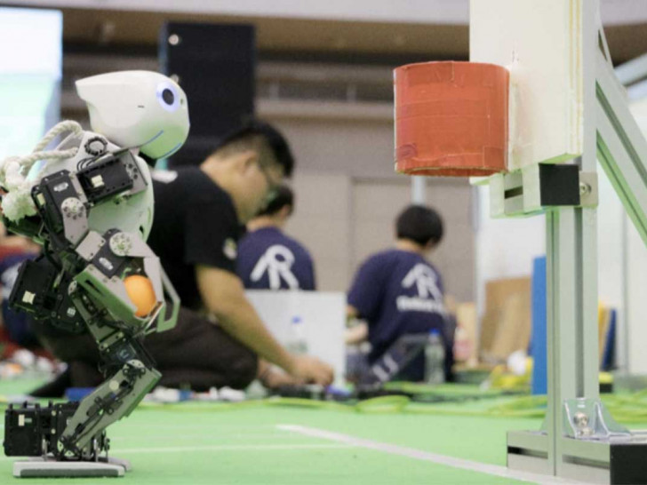Roboter treten in verschiedenen Disziplinen gegeneinander an. Hier beim Robo-Basketball.