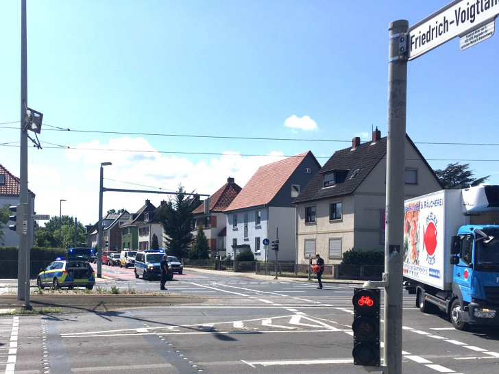 Ab der Kreuzung mit der Friedrich-Voigtländer-Straße wurde die Berliner Straße stadtauswärts gesperrt.