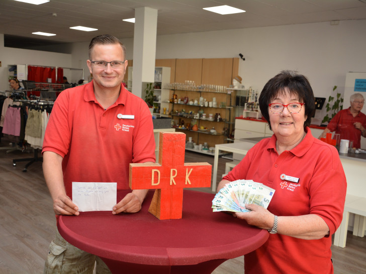 Timo Franzka mit dem Umschlag und Juliane Liersch mit dem Geld: 405 Euro in kleinen gebrauchten Scheinen lagen im Briefkasten der DRK-Tafel. 