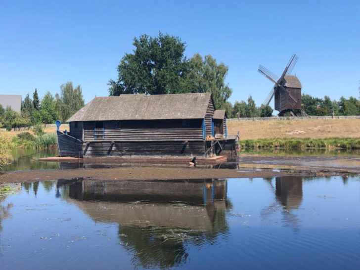 Die Schiffsmühle im Gifhorner Mühlensee lag wegen des niedrigen Wasserstandes 2022 auf dem Trockenen.
