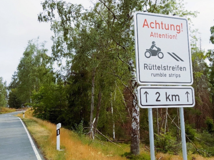 Dieses Schild weist auf die Rüttelstreifen hin.