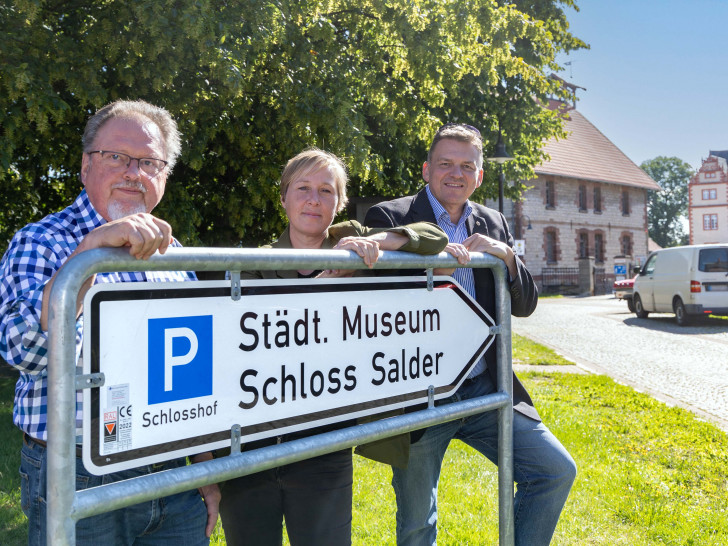 Siegfried Pelzer (Kassenwart Förderverein), Antje Ahrens (Museumsangestellte) und Marcus Porschke (Vorsitzender Förderverein) (v. li.).  