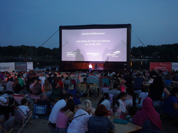 In Liegestühlen und auf mitgebrachten Decken nutzten bei gutem Wetter viele Filmfans jeden Alters die kostenfreie Veranstaltung.