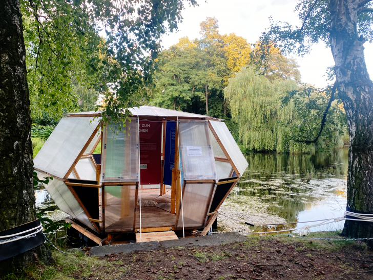 Die schwimmende Wissensplattform Oker Space.