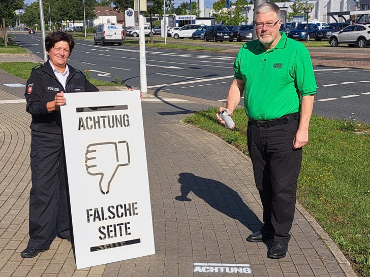 Gemeinsam mit der Verkehrssicherheitsberaterin der Polizei, Kathrin Lacey, sprühte Markus Müller von der Verkehrswach Piktogramme auf den Radweg. 