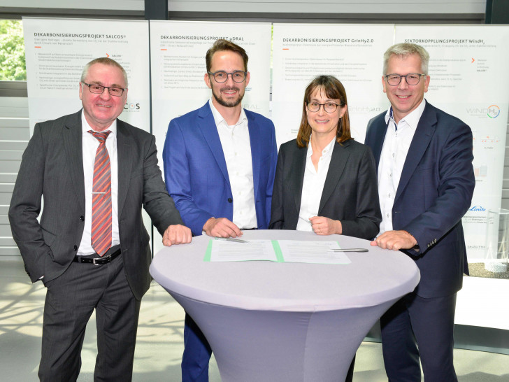 Bei der Vertragsunterzeichnung (von links): Luis Frias, Manager Purchasing Steel Trading, Snop Automotive Cologne GmbH, Jan Selbach, Senior Director Purchasing, Snop Automotive Cologne GmbH, Isabelle Weiss, Teamleiterin Verkauf Automobilindustrie, Salzgitter Flachstahl GmbH, Eike Brünger, Geschäftsführer Vertrieb und Logistik, Salzgitter Flachstahl GmbH.
