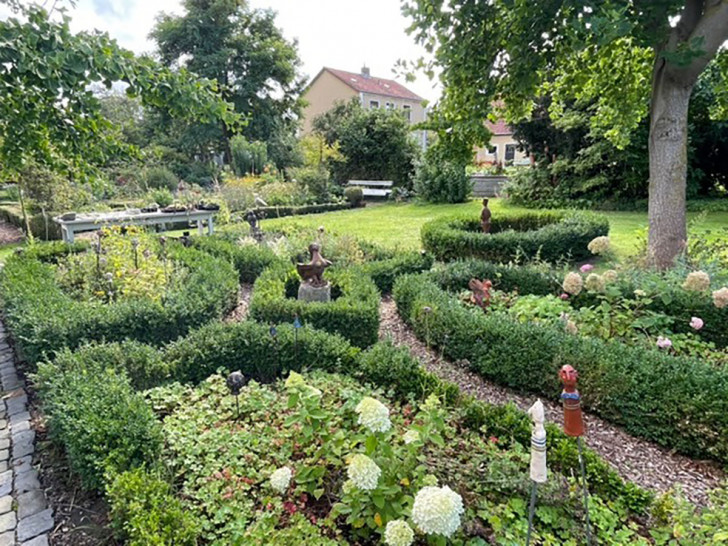 Familie Sydow verbindet ihren Beitrag zur „Offenen Gartenpforte“ in diesem Jahr mit einer Spendenaktion zugunsten des HospizZentrums. An diesem schönen Ort kommen 600 Euro zusammen.