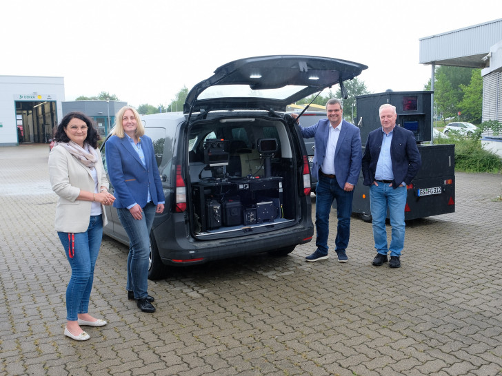 Olivera Tischmeyer, Claudia Müller, Landrat Dr. Alexander Saipa und Fachbereichsleiter Frank-Michael Kruckow (von links) präsentieren die neue, technische Ausstattung in den Fahrzeugen für die mobile Geschwindigkeitsüberwachung.  
